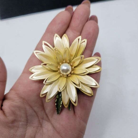Vintage 3D Pearlized Beige Enamel Flower Brooch Pin Faux Pearl Center Collectibl - Picture 2 of 11